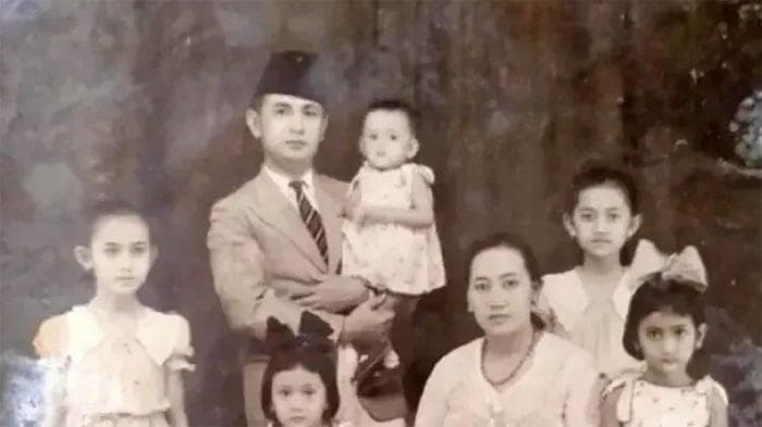 Rubini adalah salah satu sosok yang berjuang mengurangi angka kematian ibu dan anak akibat dukun beranak. (Antara/Dok. Ahli waris dr Rubini)