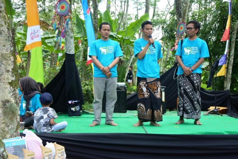 Heri CS (tengah) memaknai sastra nggak harus mewah dan mahal. (Inibaru.id/ Siti Khatijah)