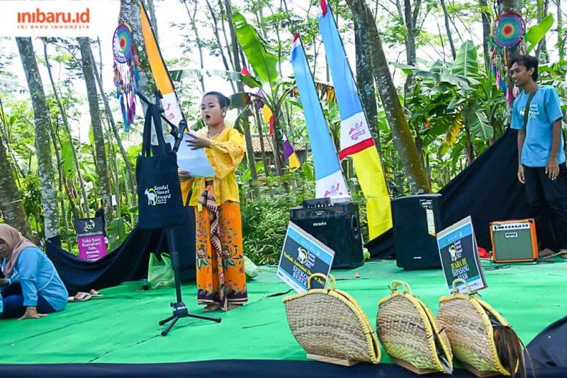 Adelia Faranisa Azni memamerkan kemampuannya menembang Macapat. (Inibaru.id/ Siti Khatijah)