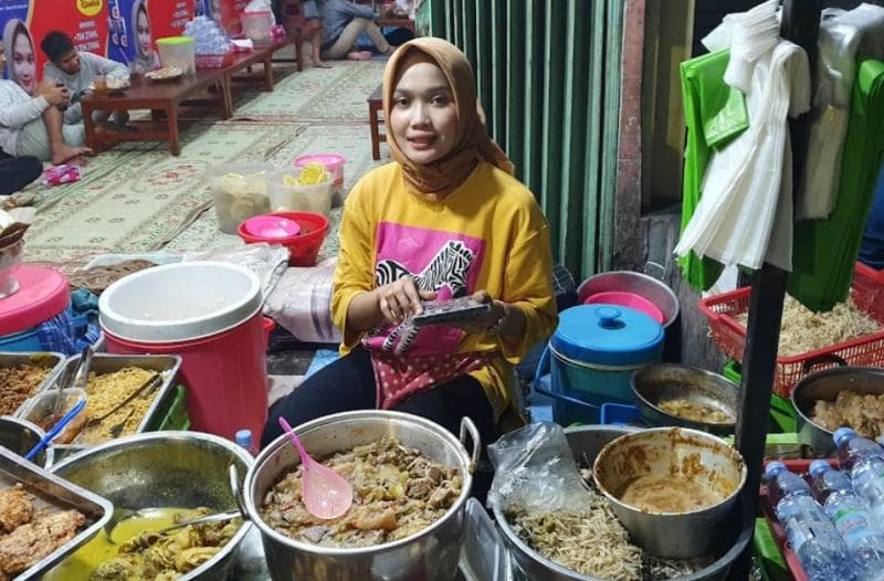 Mbak Yaya sudah berjualan nasi pecel rambak pada tengah malam sejak 2019. (Google Streetview/Jun Suwandi)