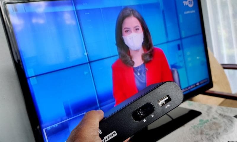 Untuk bisa melihat acara TV digital, masyarakat pemilik TV analog harus menggunakan perangkat tambahan yang disebut set top box (STB). (Siarandigital.kominfo)
