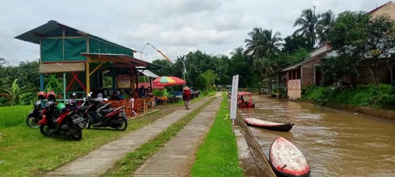 Kamu bisa menyusuri Kali Manggis dengan memakai perahu kano. (Beritamagelang)