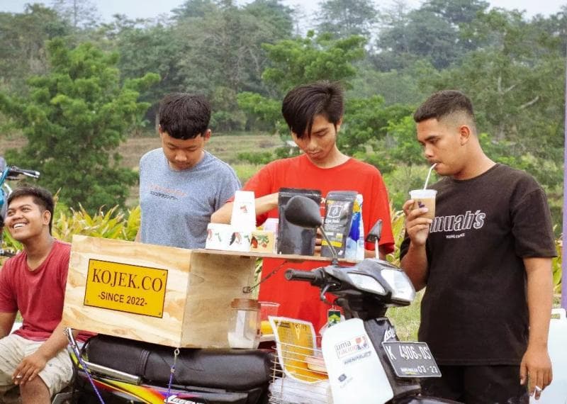 Ngopi bareng teman sambil menikmati keindahan alam, kenapa nggak? (Instagram/Kopiojek.co)
