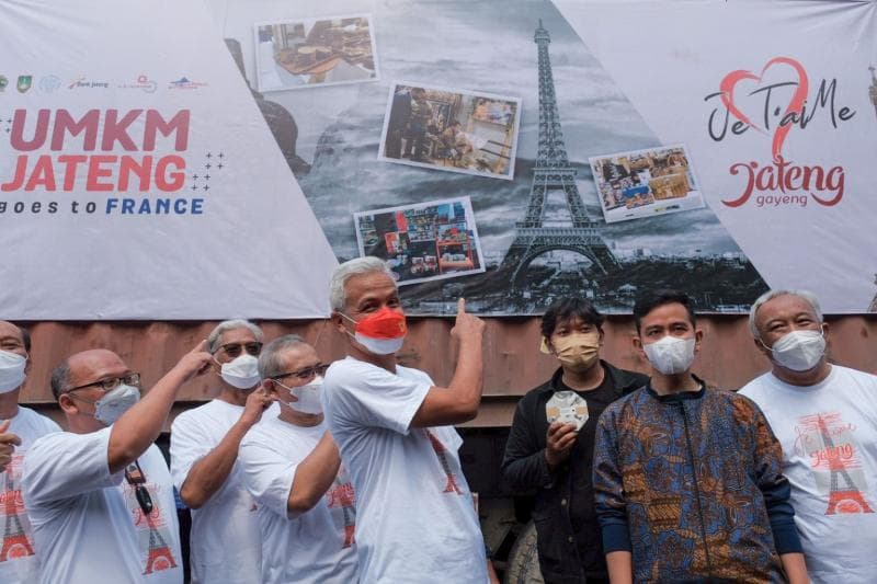 Gubernur Jawa Tengah Ganjar Pranowo melepas truk kontainer bermuatan ekspor dengan nilai harga dasar Rp133 juta. (Jatengprov)