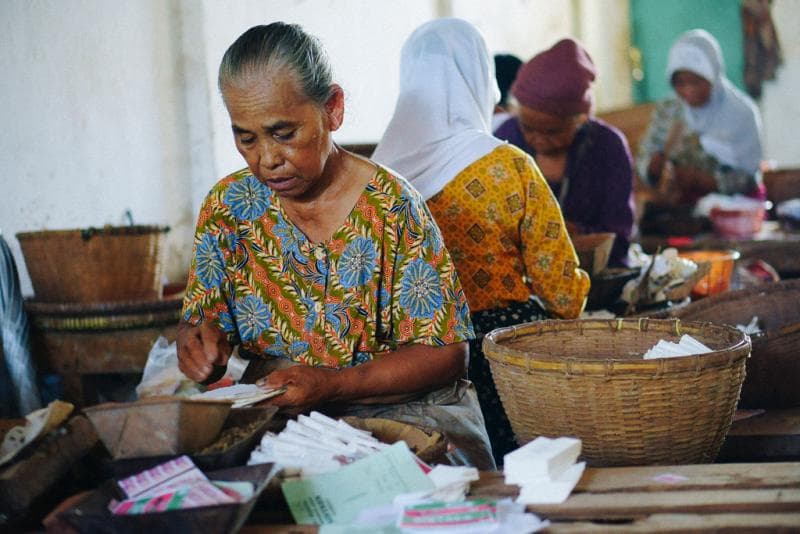 Para lansia yang bekerja di Pabrik Sintren, Kebumen. (Iqbal Kkautsar)