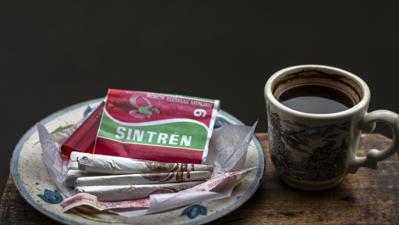 Kepulan Asap Rokok Klembak Menyan di Sisi Selatan Jawa Tengah