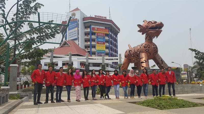 Kampus Unisbank dan para mahasiswa-mahasiswinya. (Facebook/Unisbank Semarang)<br>