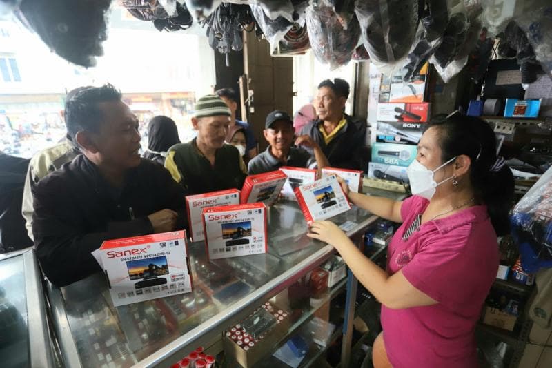 Karena permintaan yang tinggi, harga STB di pasaran menjadi naik. (Jawapos/Dery Ridwansyah)