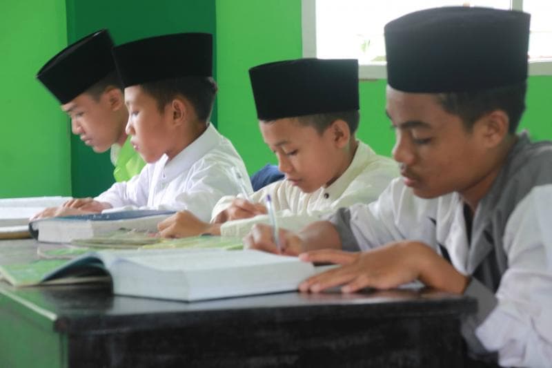 Dengan metode amtsilati, santri dapat membaca kitab kuning dengan cepat. (via Zainalhafidzattaufiq)