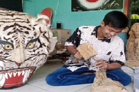 Adhe Tingkas Ilyas Kamantian, pemuda asal Salatiga yang menjadi perajin reog. (Solopos/Haiwan Alaina)