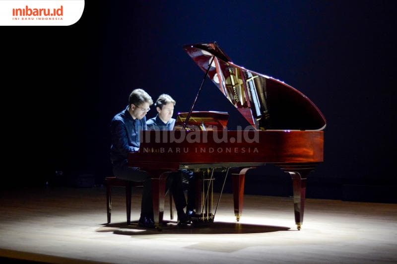 Peter Caelen dan David Voncken memainkan show piano four hands. (Inibaru.id/ Kharisma Ghana Tawakal)