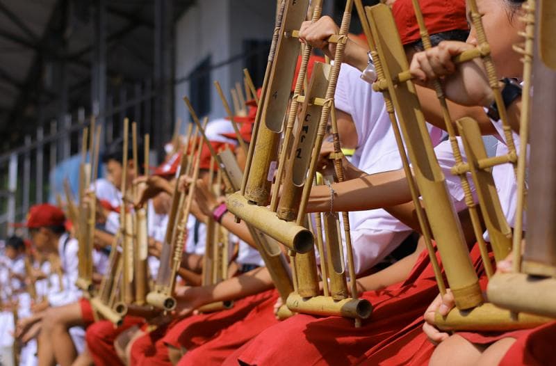 Angklung erat kaitannya dengan mitos tentang Nyi Sri Pohaji sebagai Dewi Sri sebagai pemberi kehidupan. (Monitorday)