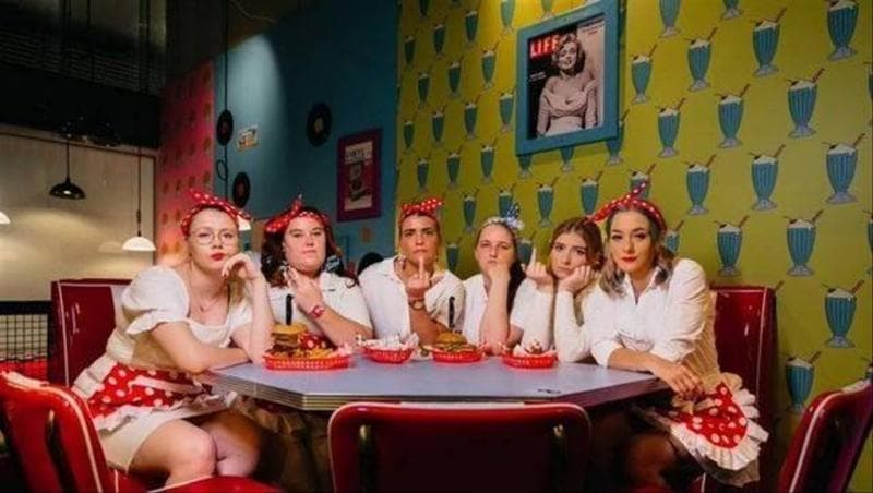 Pelayan di Karen's Diner suka marah-marah, judes, dan mengolok-olok pelanggan.(Twitter/Karensdiner)