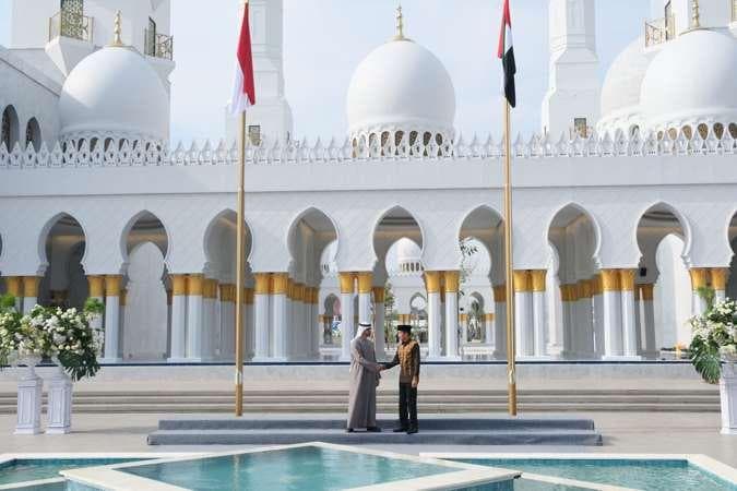 Masjid yang merupakan replika Syeikh Zayed Grand Mosque di Abu Dhabi diresmikan Presiden Joko Widodo dan Presiden UEA di Solo. (Pemkot Solo via Solopos) 