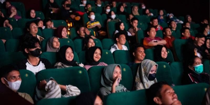 Ketimbang mencela film dalam negeri alangkah lebih bermanfaat bila kita mengapresiasinya. Dukungan kita sangat berarti untuk perkembangan film Indonesia. (Screenplay Bumilangit)