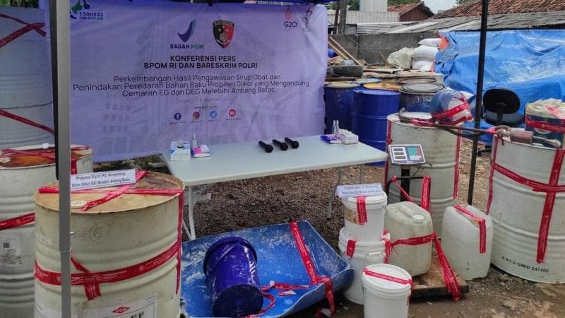 Temuan BPOM dan penindakan peredaran bahan baku propilen glikol yang mengandung cemaran etilen glikol (EG) dan dietilen glikol (DEG) melebihi ambang batas di Gudang Bahan Kimia, Kecamatan Tapos, Kota Depok, Rabu (9/11/2022). (tirto/Farid Nurhakim)
