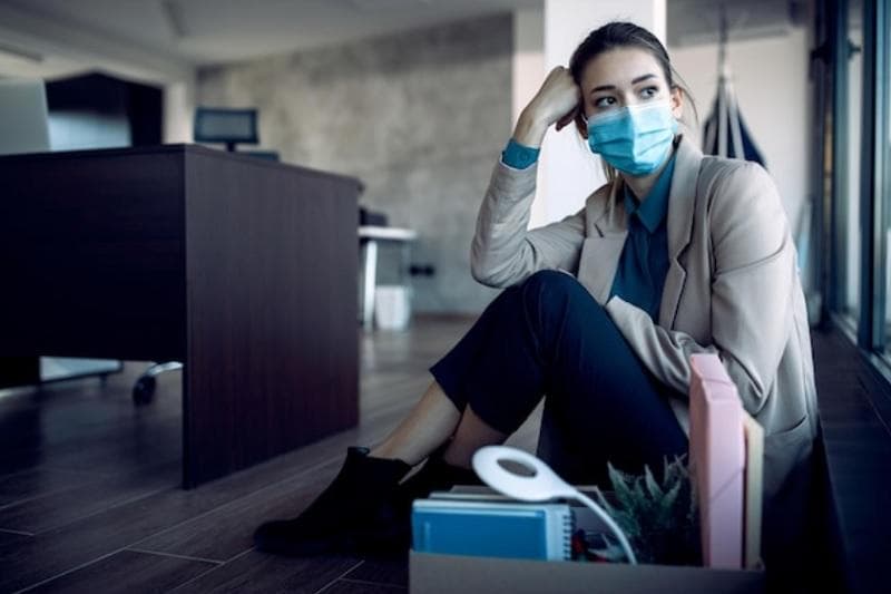 Ilustrasi: PHK Startup melanda GoTo dan Ruangguru. (Okezone/Freepik)