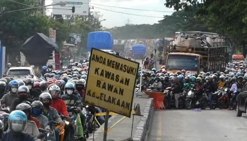 Diselesaikannya proyek jalan tol Semarang-Demak dan perbaikan Jembatan Wonokerto dapat mengurai kemacetan jelang liburan Natal dan Tahun Baru. (SM/Hasan Hamid)