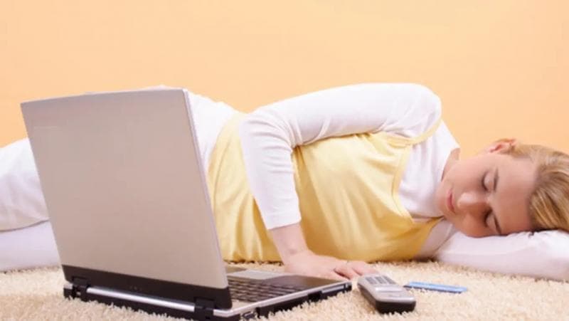 Ilustrasi: Saat ini, gawai selalu menemani kegiatan sehari-hari kita seperti saat bersantai dan tidur. (Thinkstockphoto)