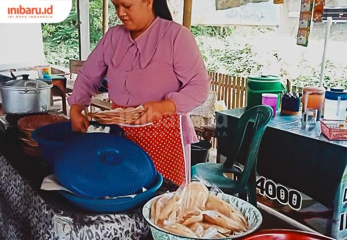 Sarapan pagi di warung sego pager milik Sri di Desa Penganten, Kecamatan Klambu, Kabupaten Grobogan. (Inibaru.id/ Kuncoro Aang Ifansyah)