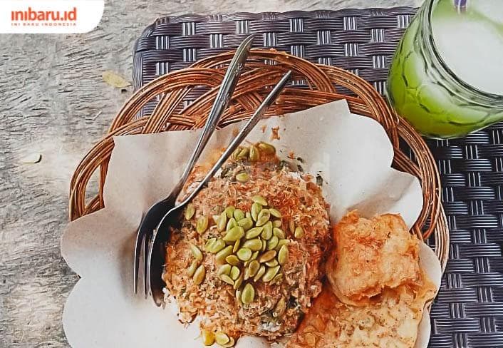 Seporsi sego pager terdiri atas sayuran rebus bertabur serundeng kelapa yang dibumbui saus kacang dan taburan petai cina. (Inibaru.id/ Kuncoro Aang Ifansyah)