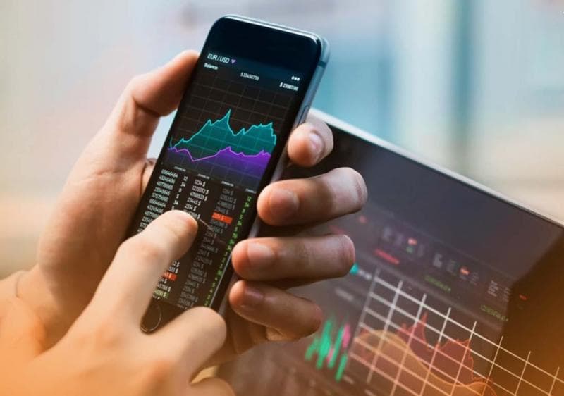 Pinjol ilegal biasanya menawarkan sesuatu yang sangat cepat, mudah, tapi kalau kita tidak membayar mereka akan menghubungi semua kontak kita. (Qoala)