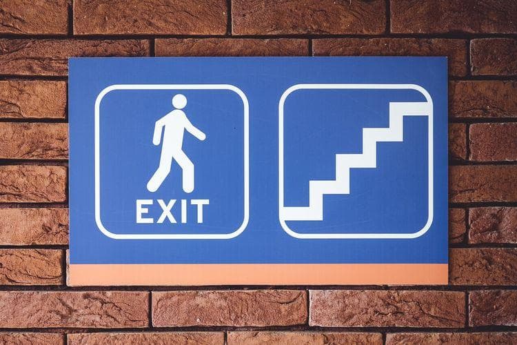 Berlarian ke tangga darurat saat gempa menerjang ternyata tidak benar. (Kompas/Bernard Hermant)