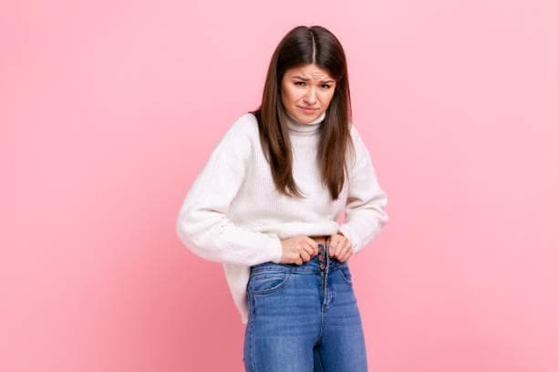 Jeans yang kesempitan bikin pemakainya nggak nyaman. (istockphoto/ Khosrork)