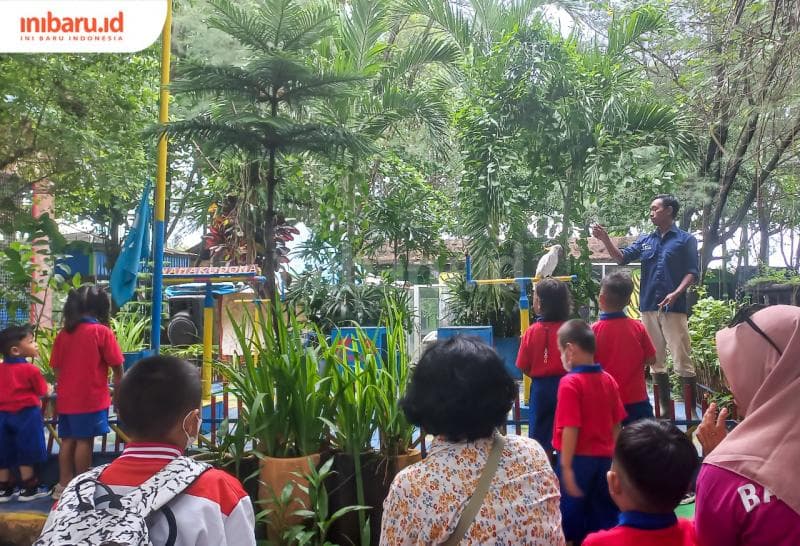 Pertunjukan burung-burung eksotis menjadi salah satu tontonan menarik di Pantai Cahaya. (Inibaru.id/ Fitroh Nurikhsan)