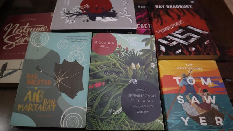 Karya-karya sastra yang sudah diterjemahkan ke bahasa Indonesia. (Inibaru.id/ Gregorius Manurung)