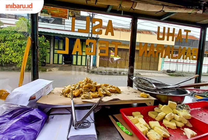 Tampilan tahu aci khas Tegal sebelum dan sesudah digoreng. (Inibaru.id/ Fitroh Nurikhsan)