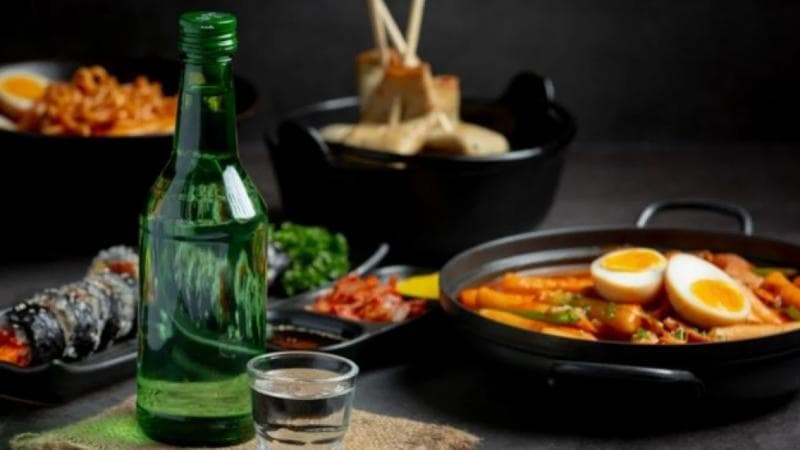 Soju merupakan minuman tradisional Korea yang memabukkan jika dikonsumsi berlebihan.&nbsp; (Freepik/jcomp)