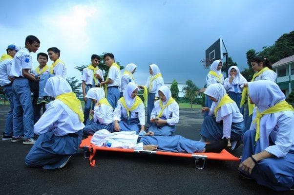 Pelatihan pertolongan pertama dan CPR di sekolah. (Quora/PMR SMAN 1 Babakan Malang)