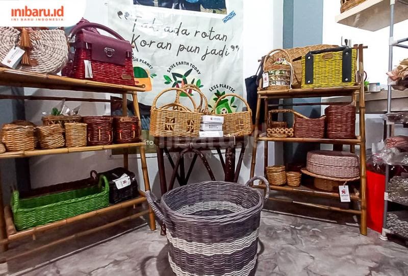 Penampakkan aneka ragam kerajinan anyaman yang dibuat Piliani Ernawati. (Inibaru.id/&nbsp;Fitroh Nurikhsan)