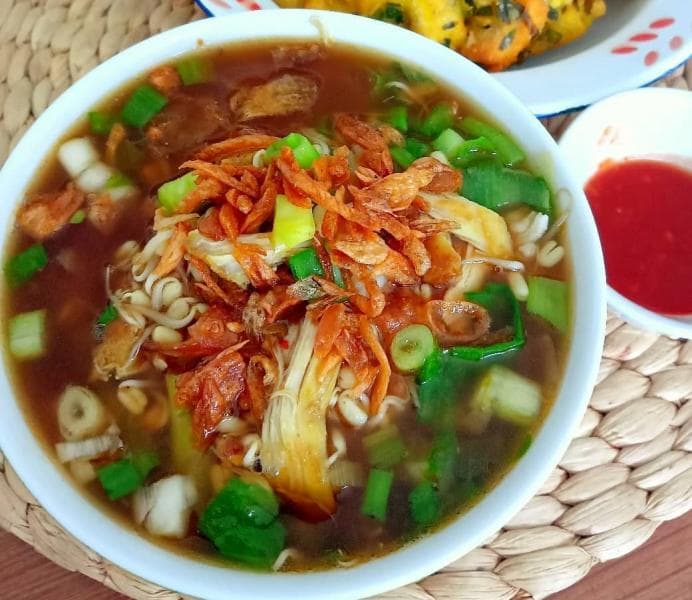 Sauto tauco, soto khas Tegal yang kuahnya dibumbui dengan tauco. (Instagram/Menantoe Racikan Nusantara)