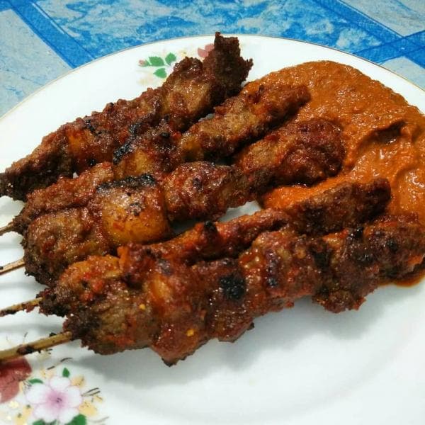 Satai loso, satai daging kerbau yang disajikan dengan bumbu kecap dan bumbu kacang. (Instagram/Jajan Pemalang)