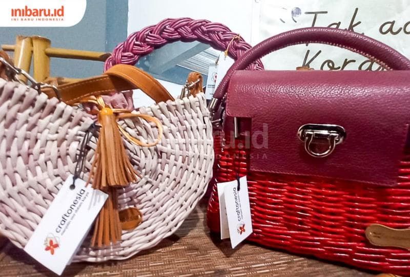 Kerajinan berupa tas anyam bikinan pendiri Craftonesia Piliani Ernawati yang terbuat dari koran bekas. (Inibaru.id/ Fitroh Nurikhsan)