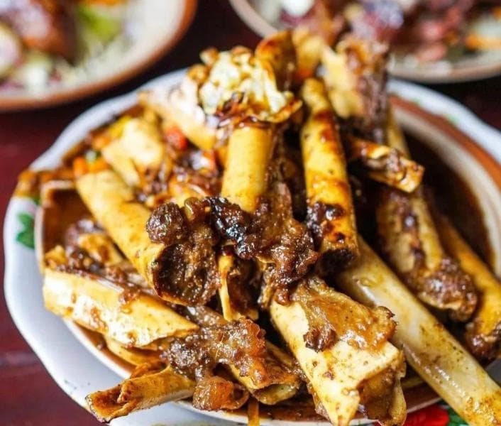 Tengkleng Kambing Pak Manto menjadi salah satu kuliner yang wajib kamu coba saat melintasi Pantura. (Instagram/Nitip Solo)