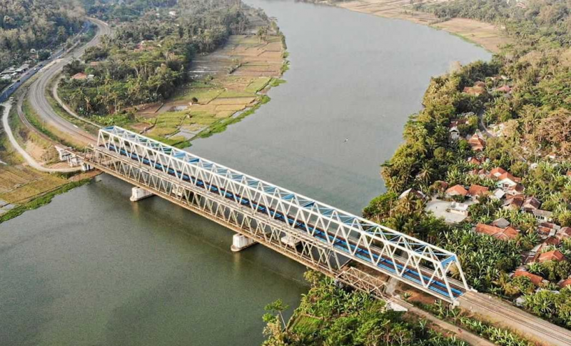 Sungai Serayu yang melewati lima kabupaten di Pulau Jawa. (Instagram @rumahbudi)