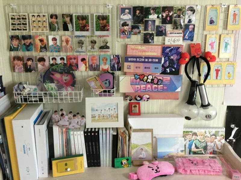 Industri K-pop nggak hanya tentang bisnis musik, tapi juga pernak-pernik yang begitu diminati para penggemarnya. (Styleeid)