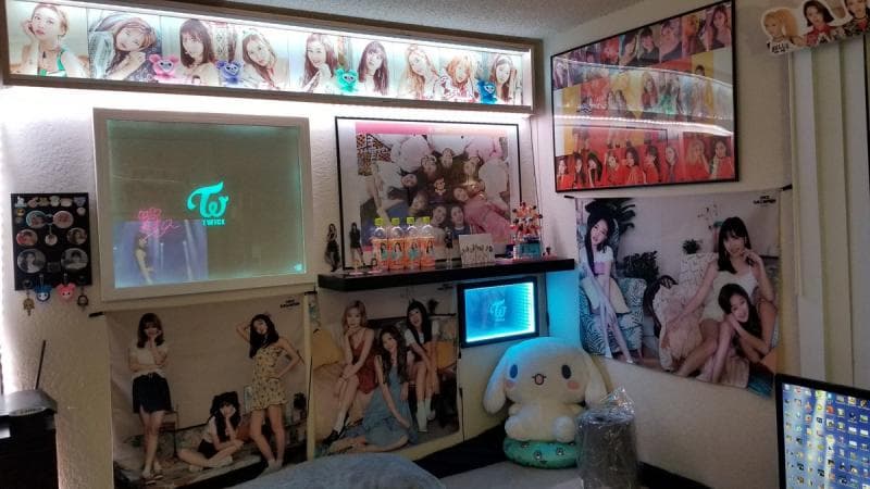 Nggak hanya pernak-pernik para boy group, koleksi dari para idol cewek seperti Twice juga diburu para penggemar. (Styleeid)