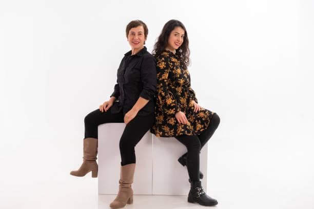 Warna hitam dipadukan dengan motif bunga-bunga bikin pemakainya terlihat makin anggun. (Pixabay/mgstudyo)