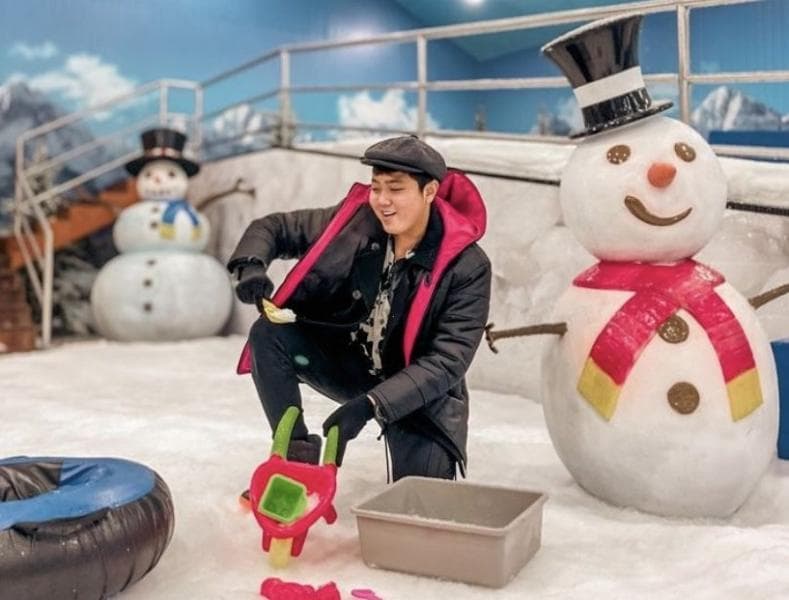 Nggak perlu membawa sepatu bot dari rumah, saat di sana kamu akan dipinjami sepatu secara gratis. (Instagram/Marzchesee)