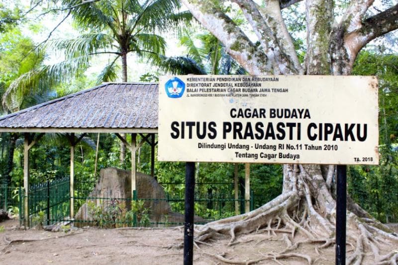Menguak Misteri Watu Tulis Cipaku di Purbalingga