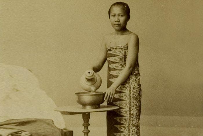 Potret seorang babu zaman dahulu. (Nationalgeographicindonesia/KITLV/Woodbury and Page)