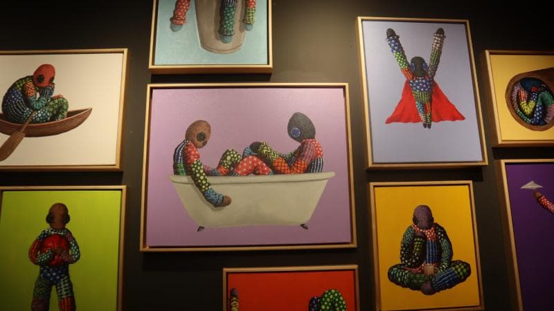 Dalam karyanya, I Putu Adi Suanjaya menghadirkan boneka dengan mata kancing dan tubuh berbalut jahitan kain perca. (Inibaru.id/ Gregorius Manurung)