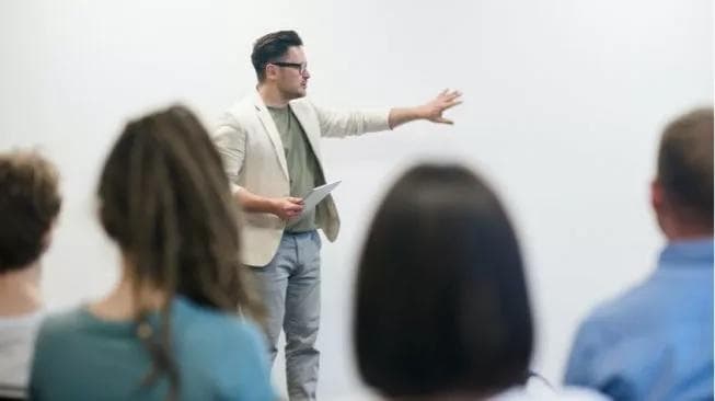 Ilustrasi: Mahasiswa punya cara tertentu untuk menangkap pelajaran yang disampaikan oleh dosen. Ada yang menulis materi di buku, adapula yang merekam suara dosen dan memotret materi kuliah. (Pexels/Fauxels)