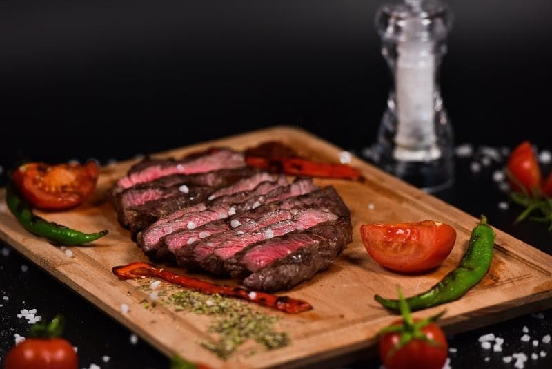 Steak dari daging sapi Australia memiliki banyak penggemar di dunia. (Pixabay/Emrevonal)