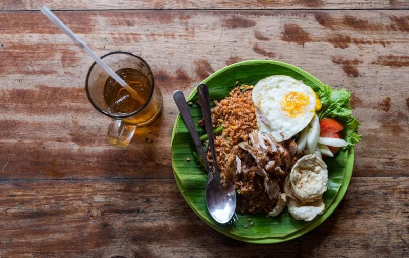 Minum teh ketika makan besar nggak baik karena dapat menyebabkan anemia. (Deposit photo via Hipwee)