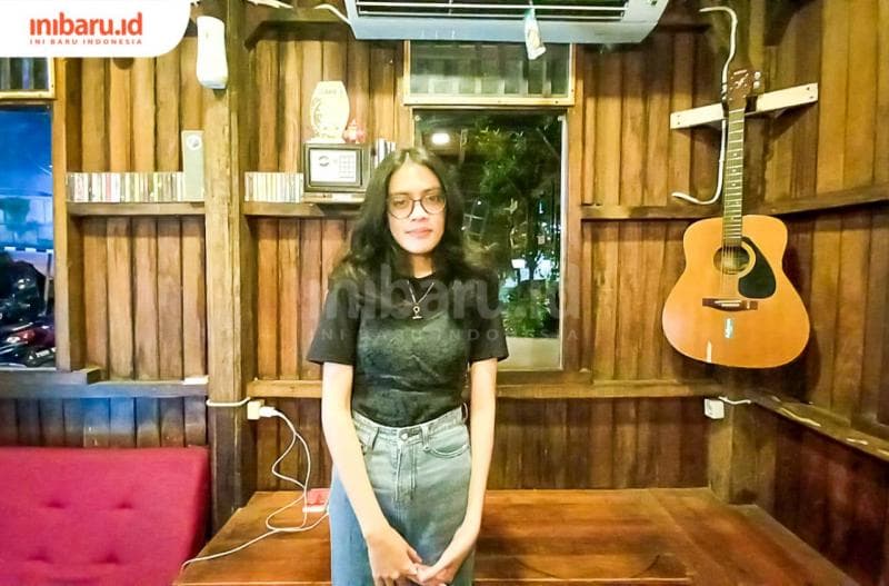 Kanina Ramaniya terlihat santai bergaya kasual berbalut kaus dan celana denim. (Inibaru.id/ Fitroh Nurikhsan)
